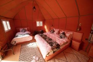 Postel nebo postele na pokoji v ubytování Royal Morocco Camp