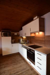A kitchen or kitchenette at Ferienwohnung Bernsteiner