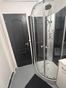 Ένα μπάνιο στο Appartement rez-de-chaussée, centre-ville