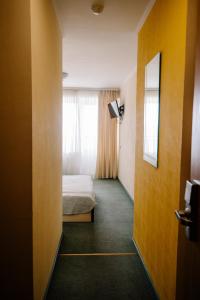 Posteľ alebo postele v izbe v ubytovaní 7 Days Hotel Kamyanets-Podilskyi