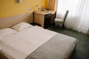 Posteľ alebo postele v izbe v ubytovaní 7 Days Hotel Kamyanets-Podilskyi