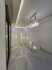 Ένα μπάνιο στο Exclusive Luxury Apartment with Panoramic and Stunning City Views Luxurious Finishes Modern Amenities and Private Terrace شقة فاخرة حصرية بإطلالات بانورامية مذهلة على المدينة تشطيبات فاخرة مرافق حديثة وتراس خاص