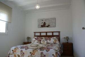 a bedroom with a bed with towels on it at O Bolaño Apto 3 in Parada de la Sierra