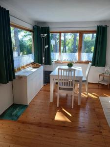 eine Küche und ein Esszimmer mit Tisch und Stühlen in der Unterkunft Seeidyll in Heidesee