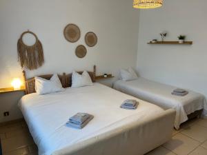 two beds sitting next to each other in a room at Aquavilla Bed & Breakfast in Willebroek