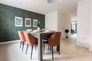 Posezení v ubytování Central Cambourne Place Retreat