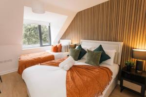 Postel nebo postele na pokoji v ubytování Central Cambourne Place Retreat