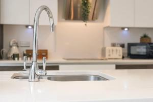 Kuchyň nebo kuchyňský kout v ubytování Central Cambourne Place Retreat + 75 fotografií