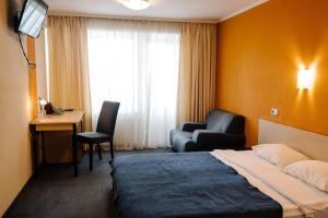 Posteľ alebo postele v izbe v ubytovaní 7 Days Hotel Kamyanets-Podilskyi + 37 fotografií
