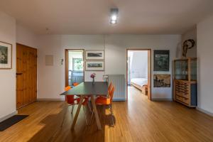 a dining room with a table and chairs and a bedroom at Apartment Essen- Bredeney in Essen