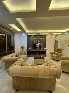 Χώρος καθιστικού στο Exclusive Luxury Apartment with Panoramic and Stunning City Views Luxurious Finishes Modern Amenities and Private Terrace شقة فاخرة حصرية بإطلالات بانورامية مذهلة على المدينة تشطيبات فاخرة مرافق حديثة وتراس خاص