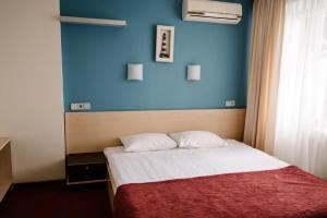 Posteľ alebo postele v izbe v ubytovaní 7 Days Hotel Kamyanets-Podilskyi