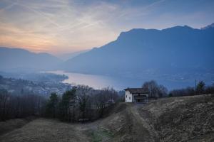 a small house on top of a hill at La casa dei Pasqui' in Bollone