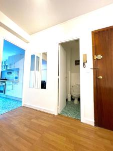 una habitación vacía con aseo y puerta en Champs elysees apartment 4, en París 5 fotos más