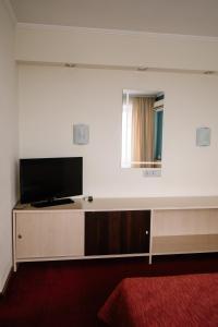 Televízia a/alebo spoločenská miestnosť v ubytovaní 7 Days Hotel Kamyanets-Podilskyi