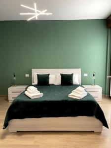 Un dormitorio con una cama grande con una manta verde. en 2612 HOUSE piano terra garage e wi-fi, en Verona