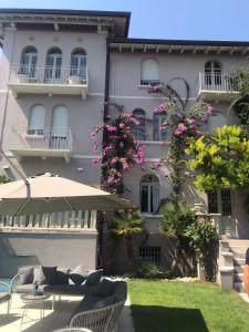 En have udenfor Villa Lucia mit Pool in Gardone Riviera, Gardasee