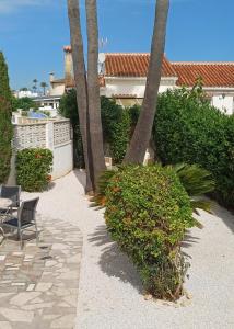Zahrada ubytování Els Poblets Denia offers Casa Crosby - Private studio within walking distance to the beach