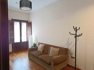 A seating area at Apartamentos Palacio de los Jerónimos