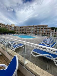 Bazén v ubytování Appartement cosy avec piscine nebo v jeho okolí
