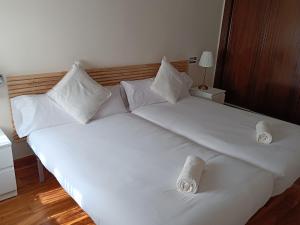 A bed or beds in a room at Apartamentos Palacio de los Jerónimos