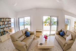 Una sala de estar con dos sofás y una mesa de café. en Coral Bay Beach House Apartment, en Peyia 10 fotos más