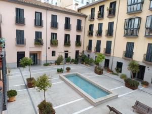 The swimming pool at or close to Apartamentos Palacio de los Jerónimos