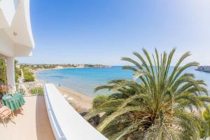 - Balcón de casa con vistas a la playa en Coral Bay Beach House Apartment, en Peyia