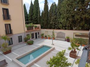 The swimming pool at or close to Apartamentos Palacio de los Jerónimos
