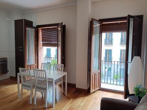 A seating area at Apartamentos Palacio de los Jerónimos