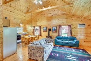 Dapur atau dapur kecil di Wraparound Deck and Grill Deadwood Cabin
