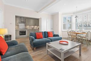 イーストボーンにあるBay Tree Apartmentの青いソファ2つとテーブルのあるリビングルーム +22枚の写真