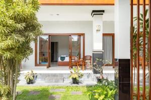 a home with a courtyard with a dining area at Cove Arganta in Dalung