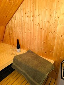 a sauna with a bottle of wine and two glasses at Glemminge Bed & Bastu in Glemminge