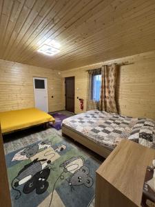 1 dormitorio con 2 camas en una habitación de madera en La Canton Cheia, en Cheia