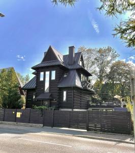 扎科帕内Willa Kwiat Paproci的黑色房子,有黑色屋顶