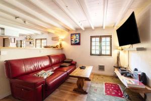 Televisyen dan/atau pusat hiburan di Chapelle de Léca, Authentique Chapelle Rénovée - Vallespir - Vue Imprenable Montagne - Unique, Loft Moderne et Pittoresque - WIFI - Confort Premium - OFFRE SPECIALE - Majestic Key Konciergerie Collioure