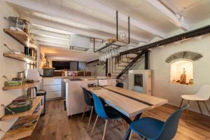 Dapur atau dapur kecil di Chapelle de Léca, Authentique Chapelle Rénovée - Vallespir - Vue Imprenable Montagne - Unique, Loft Moderne et Pittoresque - WIFI - Confort Premium - OFFRE SPECIALE - Majestic Key Konciergerie Collioure