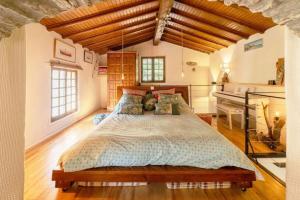Katil atau katil-katil dalam bilik di Chapelle de Léca, Authentique Chapelle Rénovée - Vallespir - Vue Imprenable Montagne - Unique, Loft Moderne et Pittoresque - WIFI - Confort Premium - OFFRE SPECIALE - Majestic Key Konciergerie Collioure