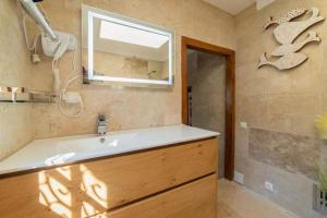 Bilik mandi di Chapelle de Léca, Authentique Chapelle Rénovée - Vallespir - Vue Imprenable Montagne - Unique, Loft Moderne et Pittoresque - WIFI - Confort Premium - OFFRE SPECIALE - Majestic Key Konciergerie Collioure
