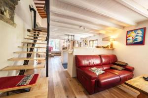 Ruang duduk di Chapelle de Léca, Authentique Chapelle Rénovée - Vallespir - Vue Imprenable Montagne - Unique, Loft Moderne et Pittoresque - WIFI - Confort Premium - OFFRE SPECIALE - Majestic Key Konciergerie Collioure