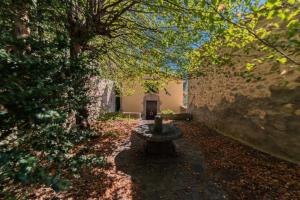 Taman di luar Chapelle de Léca, Authentique Chapelle Rénovée - Vallespir - Vue Imprenable Montagne - Unique, Loft Moderne et Pittoresque - WIFI - Confort Premium - OFFRE SPECIALE - Majestic Key Konciergerie Collioure