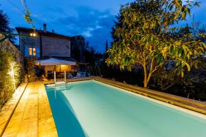 basen na podwórku domu w nocy w obiekcie Smart Appart Tuscany w mieście Fibbialla