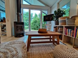 TV a/nebo společenská místnost v ubytování Ferienhaus Hygge viel Natur, Ruhe am Kamin , Wandern, Kochen