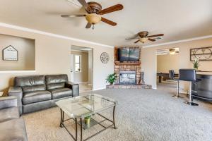 Posezení v ubytování Pet-Friendly Home with Game Room in Las Vegas!
