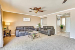 Posezení v ubytování Pet-Friendly Home with Game Room in Las Vegas!