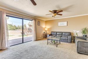 Posezení v ubytování Pet-Friendly Home with Game Room in Las Vegas!