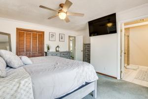 Postel nebo postele na pokoji v ubytování Pet-Friendly Home with Game Room in Las Vegas!