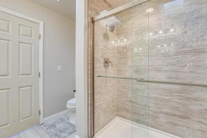Koupelna v ubytování Pet-Friendly Home with Game Room in Las Vegas! + 23 fotografií
