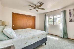 Postel nebo postele na pokoji v ubytování Pet-Friendly Home with Game Room in Las Vegas!